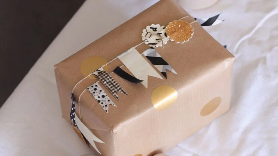 Cadeau emballé dans du papier Kraft et décoré à la main